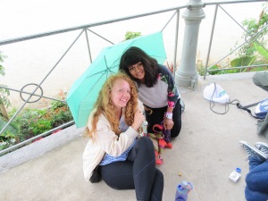 It rained a little in the morning in Angers and Bente was very generous at sharing her umbrella. :)